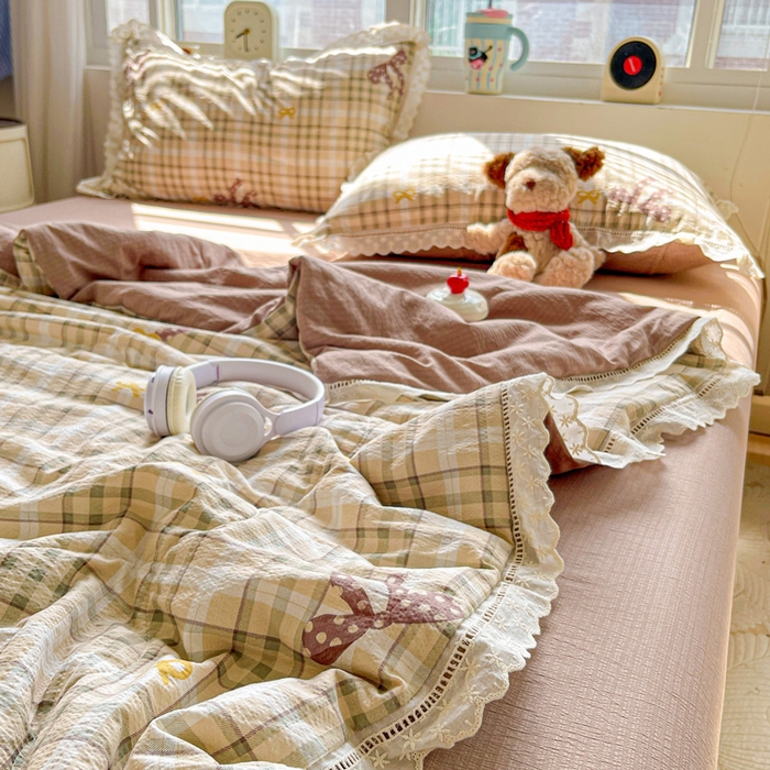 91家纺网 家纺一手货源 找家纺 仟网汇 2026新款云感木棉皱皱纱全棉花边款夏被四件套 太妃糖