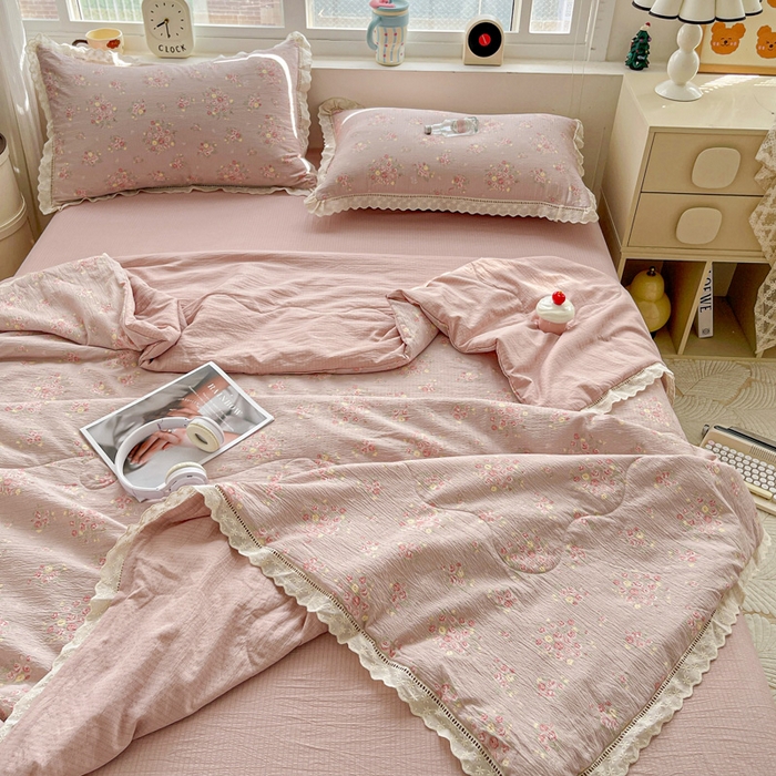 91家纺网 家纺一手货源 找家纺 仟网汇 2026新款云感木棉皱皱纱全棉花边款夏被四件套 素颜