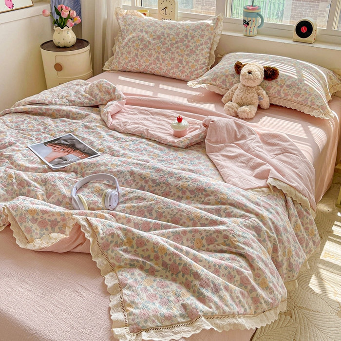 91家纺网 家纺一手货源 找家纺 仟网汇 2026新款云感木棉皱皱纱全棉花边款夏被四件套 春天里