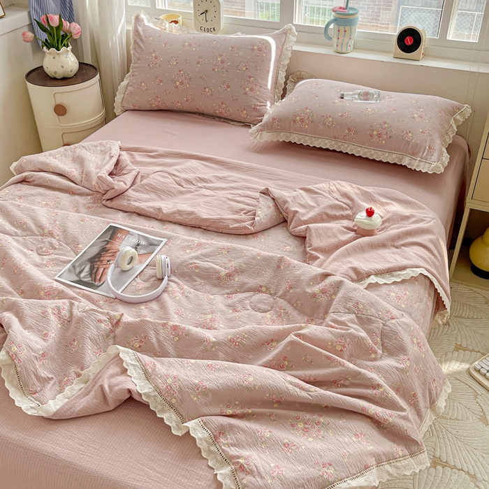 91家纺网 家纺一手货源 找家纺 仟网汇 2026新款云感木棉皱皱纱全棉花边款夏被四件套 素颜