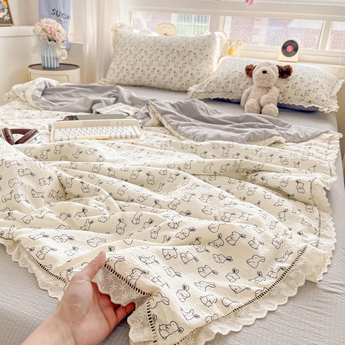 91家纺网 家纺一手货源 找家纺 仟网汇 2026新款云感木棉皱皱纱全棉花边款夏被四件套 小黑兔