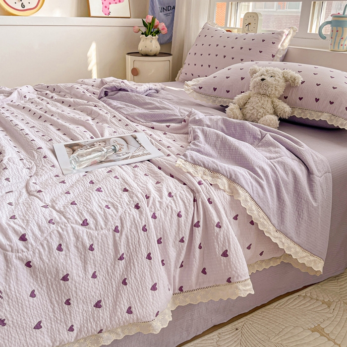 91家纺网 家纺一手货源 找家纺 仟网汇 2026新款云感木棉皱皱纱全棉花边款夏被四件套 紫爱心