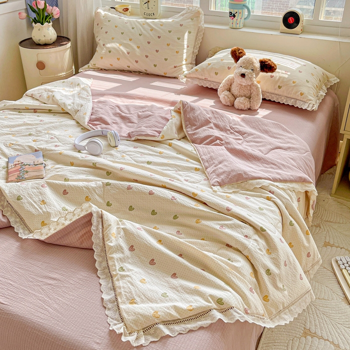 91家纺网 家纺一手货源 找家纺 仟网汇 2026新款云感木棉皱皱纱全棉花边款夏被四件套 心动