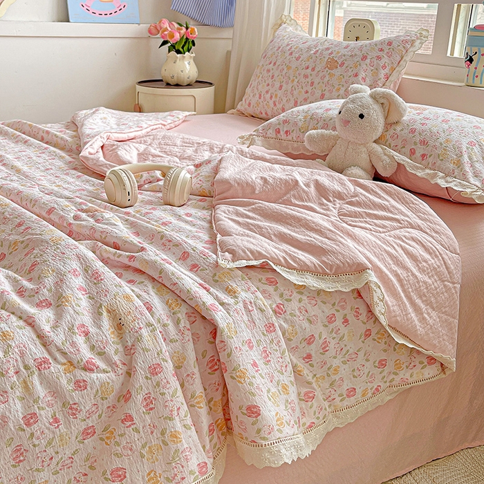 91家纺网 家纺一手货源 找家纺 仟网汇 2026新款云感木棉皱皱纱全棉花边款夏被四件套 郁金香小兔粉