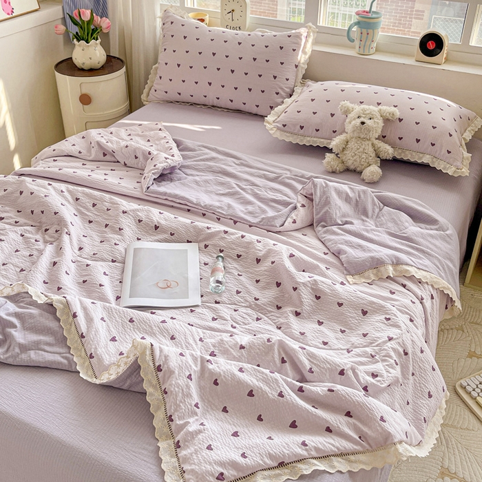 91家纺网 家纺一手货源 找家纺 仟网汇 2026新款云感木棉皱皱纱全棉花边款夏被四件套 紫爱心