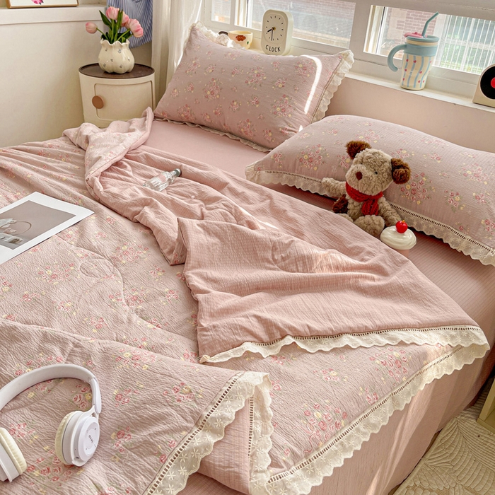 91家纺网 家纺一手货源 找家纺 仟网汇 2026新款云感木棉皱皱纱全棉花边款夏被四件套 素颜