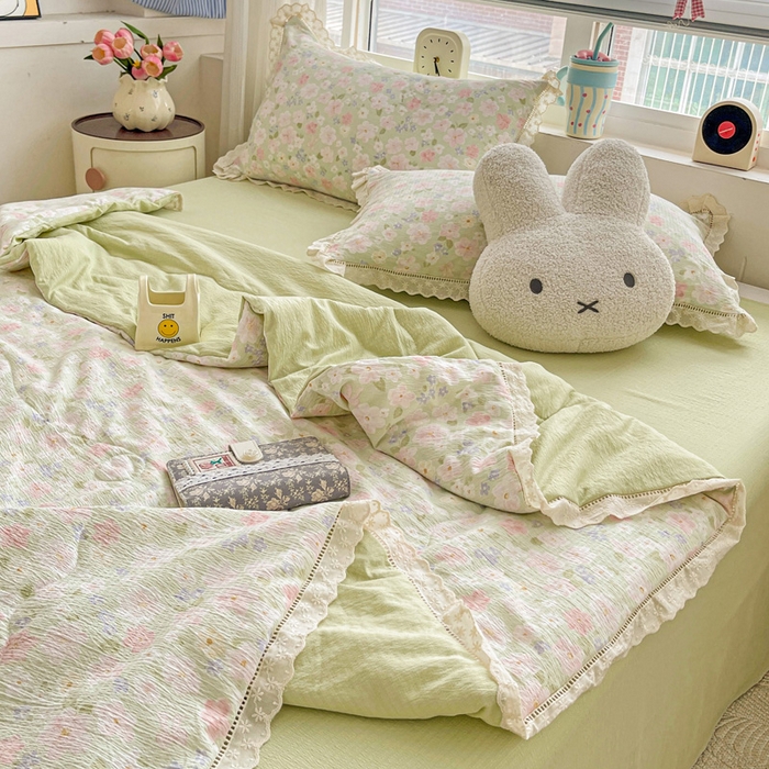 91家纺网 家纺一手货源 找家纺 仟网汇 2026新款云感木棉皱皱纱全棉花边款夏被四件套 莱茵河畔