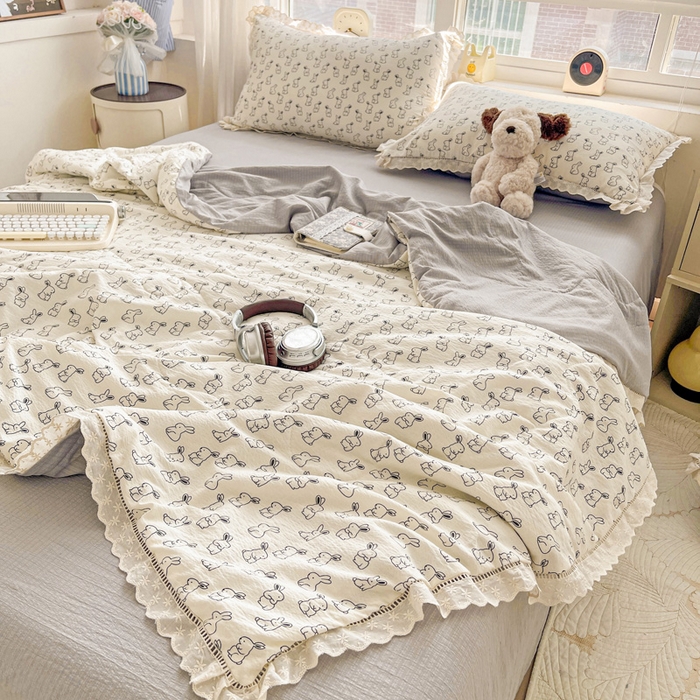 91家纺网 家纺一手货源 找家纺 仟网汇 2026新款云感木棉皱皱纱全棉花边款夏被四件套 小黑兔