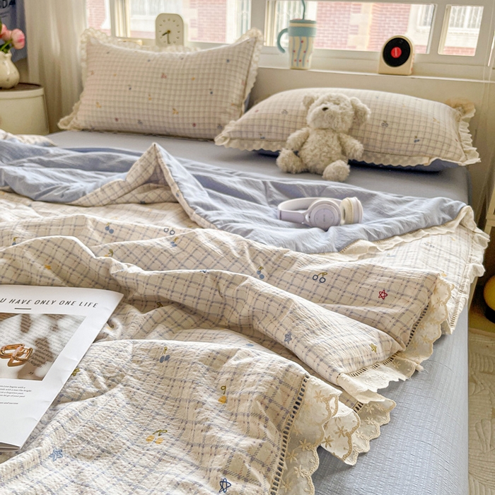 91家纺网 家纺一手货源 找家纺 仟网汇 2026新款云感木棉皱皱纱全棉花边款夏被四件套 遇见