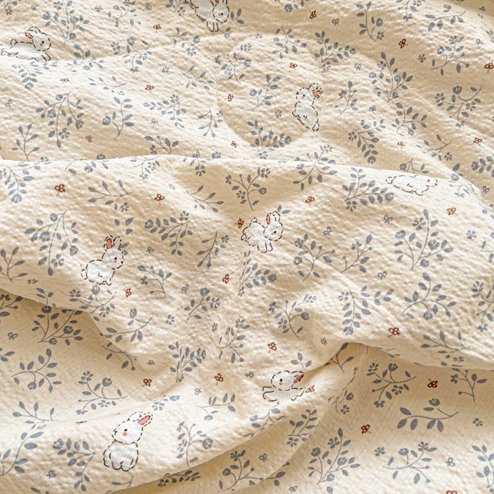 91家纺网 家纺一手货源 找家纺 仟网汇 2026新款云感木棉皱皱纱全棉花边款夏被四件套 花园兔