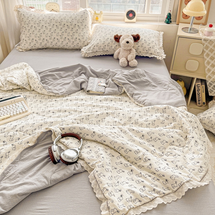 91家纺网 家纺一手货源 找家纺 仟网汇 2026新款云感木棉皱皱纱全棉花边款夏被四件套 小黑兔