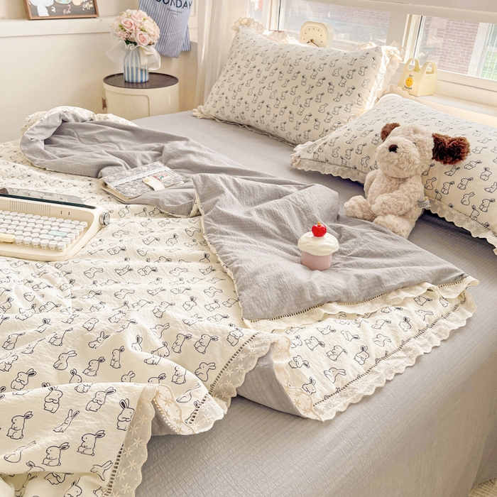 91家纺网 家纺一手货源 找家纺 仟网汇 2026新款云感木棉皱皱纱全棉花边款夏被四件套 小黑兔