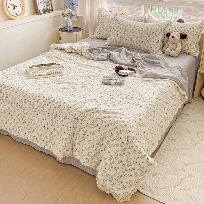 91家纺网 家纺一手货源 找家纺 仟网汇 2026新款云感木棉皱皱纱全棉花边款夏被四件套 小黑兔