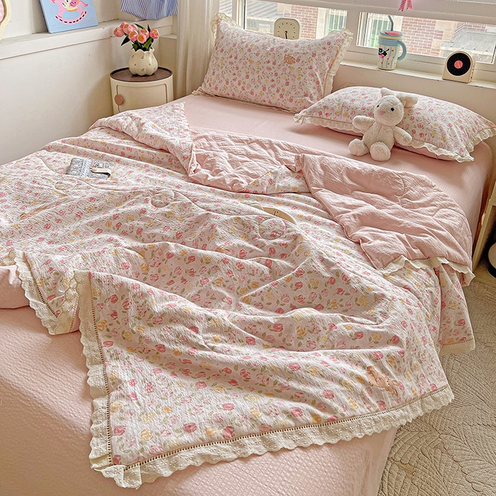 91家纺网 家纺一手货源 找家纺 仟网汇 2026新款云感木棉皱皱纱全棉花边款夏被四件套 郁金香小兔粉