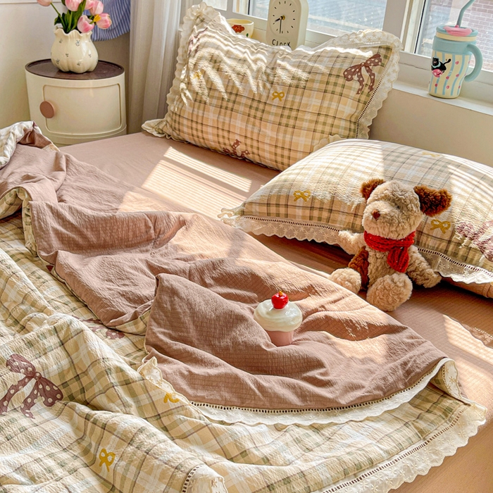 91家纺网 家纺一手货源 找家纺 仟网汇 2026新款云感木棉皱皱纱全棉花边款夏被四件套 太妃糖