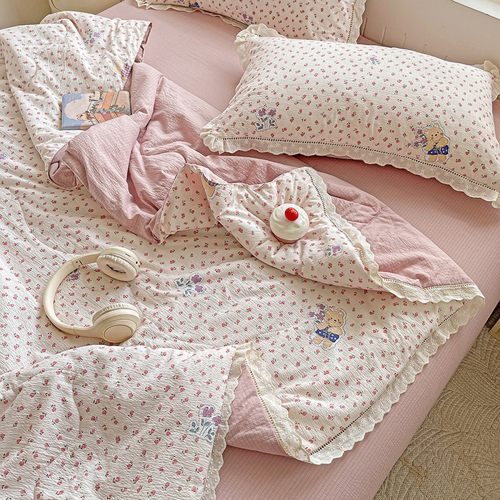 91家纺网 家纺一手货源 找家纺 仟网汇 2026新款云感木棉皱皱纱全棉花边款夏被四件套 兔小姐