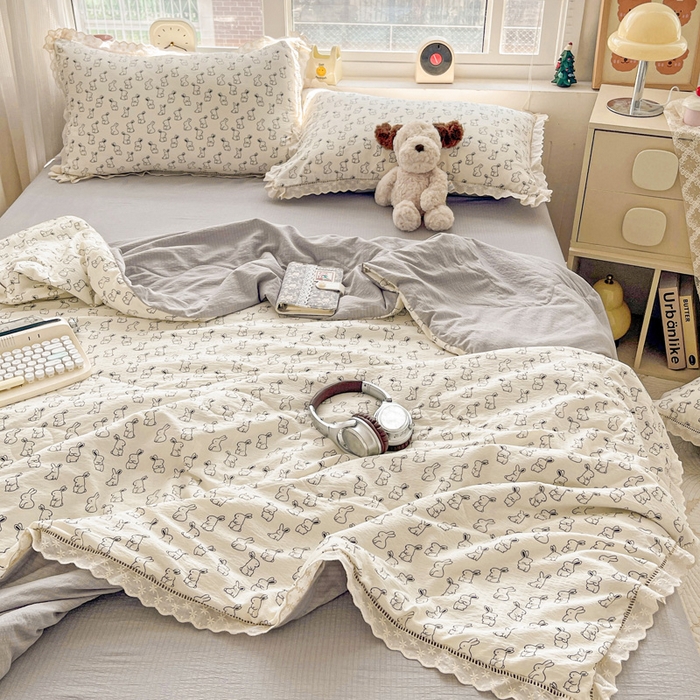 91家纺网 家纺一手货源 找家纺 仟网汇 2026新款云感木棉皱皱纱全棉花边款夏被四件套 小黑兔