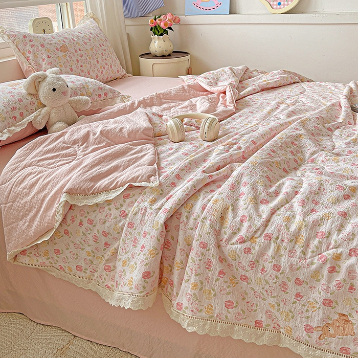 91家纺网 家纺一手货源 找家纺 仟网汇 2026新款云感木棉皱皱纱全棉花边款夏被四件套 郁金香小兔粉