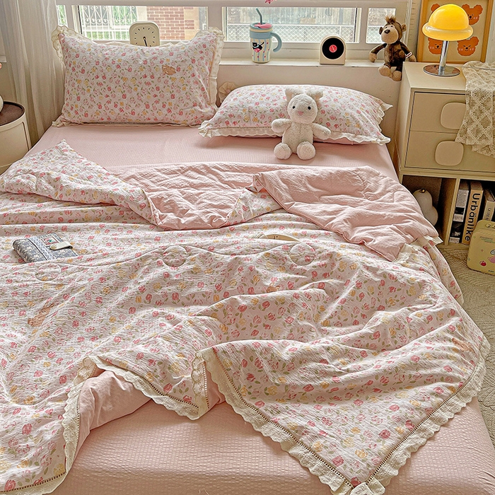 91家纺网 家纺一手货源 找家纺 仟网汇 2026新款云感木棉皱皱纱全棉花边款夏被四件套 郁金香小兔粉