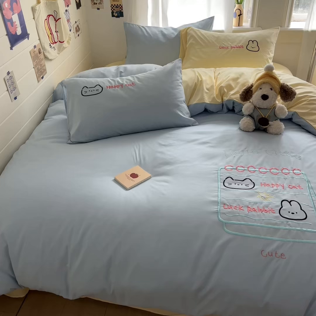 91家纺网 家纺一手货源 找家纺 我心家纺 2026新款卡通刺绣四件套 猫兔日记-蓝黄