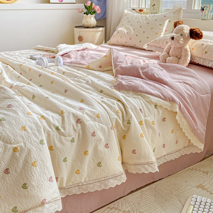 91家纺网 家纺一手货源 找家纺 仟网汇 2026新款云感木棉皱皱纱全棉花边款夏被四件套 心动