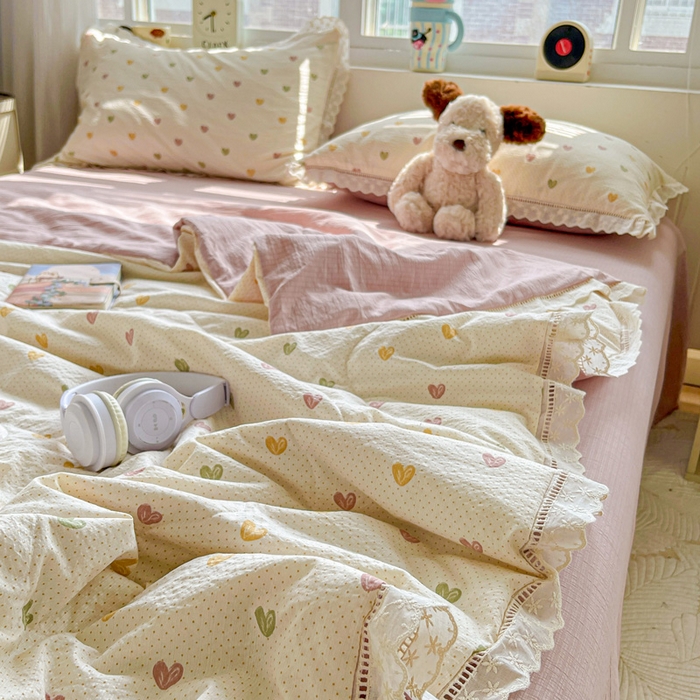 91家纺网 家纺一手货源 找家纺 仟网汇 2026新款云感木棉皱皱纱全棉花边款夏被四件套 心动