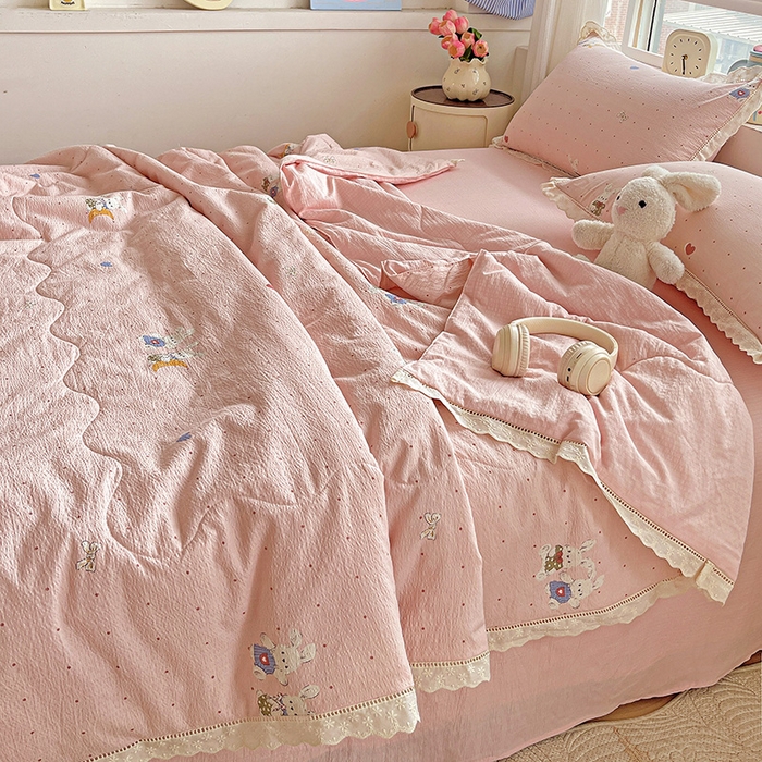 91家纺网 家纺一手货源 找家纺 仟网汇 2026新款云感木棉皱皱纱全棉花边款夏被四件套 波点小兔粉