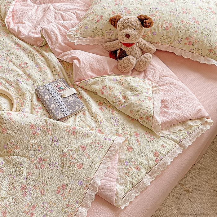 91家纺网 家纺一手货源 找家纺 仟网汇 2026新款云感木棉皱皱纱全棉花边款夏被四件套 若欢-绿