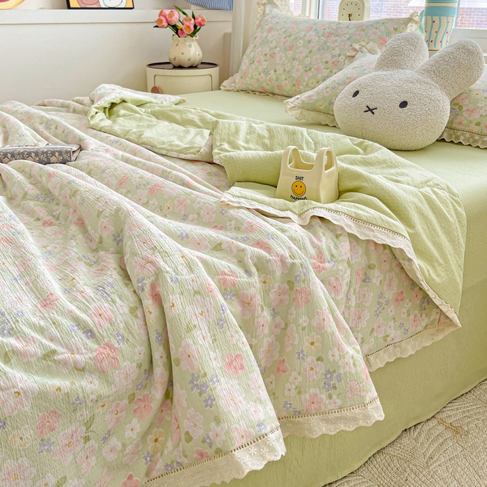 91家纺网 家纺一手货源 找家纺 仟网汇 2026新款云感木棉皱皱纱全棉花边款夏被四件套 莱茵河畔