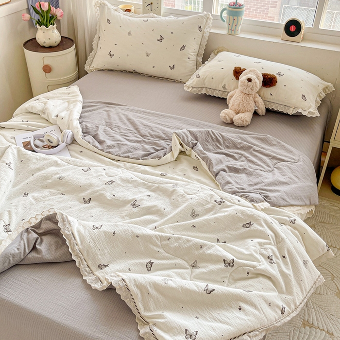 91家纺网 家纺一手货源 找家纺 仟网汇 2026新款云感木棉皱皱纱全棉花边款夏被四件套 蝴蝶梦