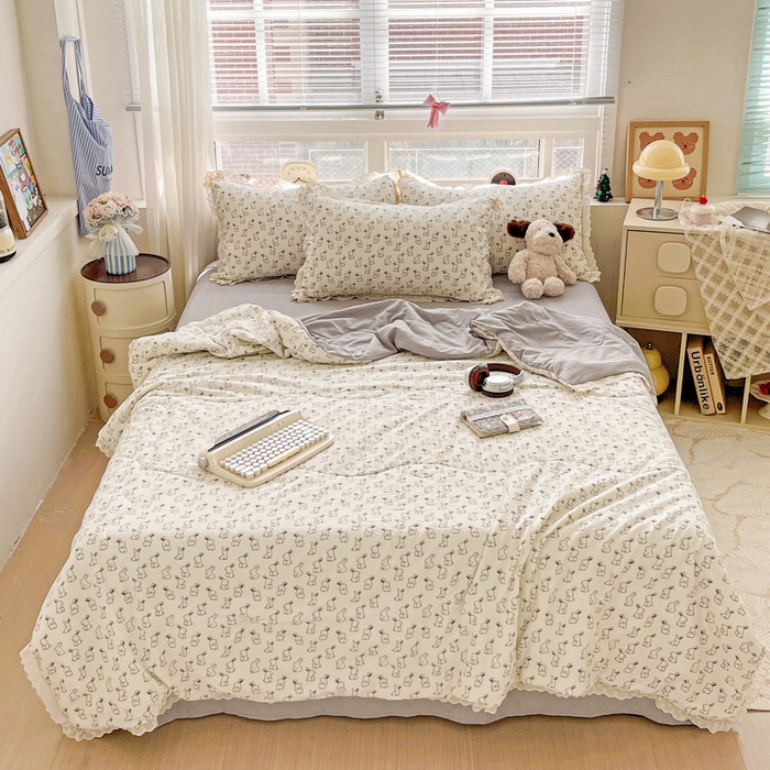 91家纺网 家纺一手货源 找家纺 仟网汇 2026新款云感木棉皱皱纱全棉花边款夏被四件套 小黑兔