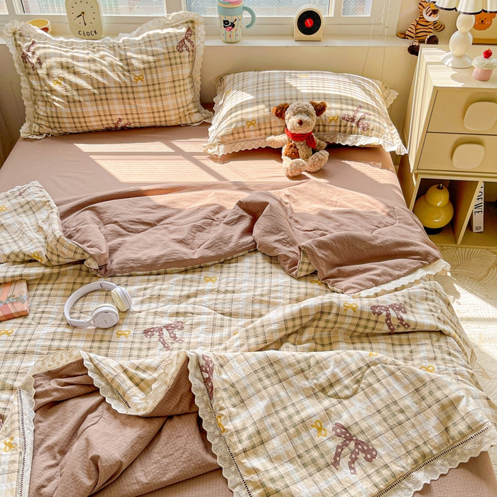 91家纺网 家纺一手货源 找家纺 仟网汇 2026新款云感木棉皱皱纱全棉花边款夏被四件套 太妃糖