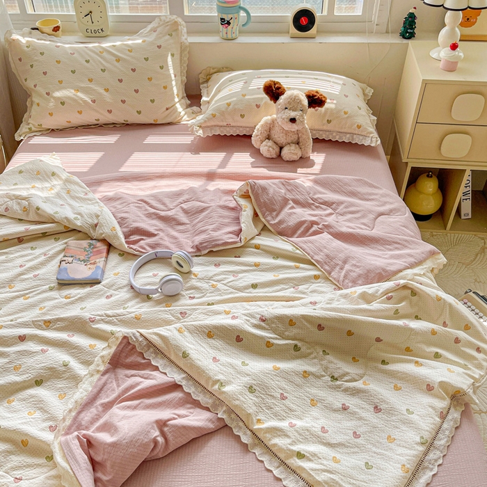 91家纺网 家纺一手货源 找家纺 仟网汇 2026新款云感木棉皱皱纱全棉花边款夏被四件套 心动