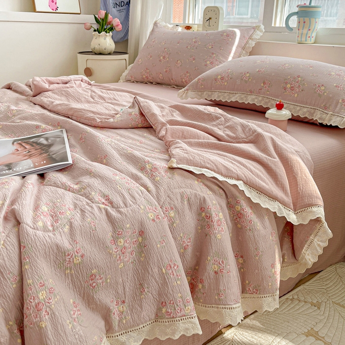 91家纺网 家纺一手货源 找家纺 仟网汇 2026新款云感木棉皱皱纱全棉花边款夏被四件套 素颜