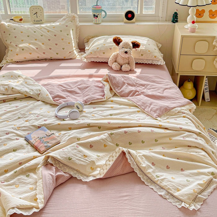 91家纺网 家纺一手货源 找家纺 仟网汇 2026新款云感木棉皱皱纱全棉花边款夏被四件套 心动