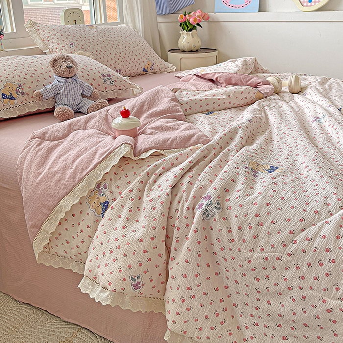 91家纺网 家纺一手货源 找家纺 仟网汇 2026新款云感木棉皱皱纱全棉花边款夏被四件套 兔小姐