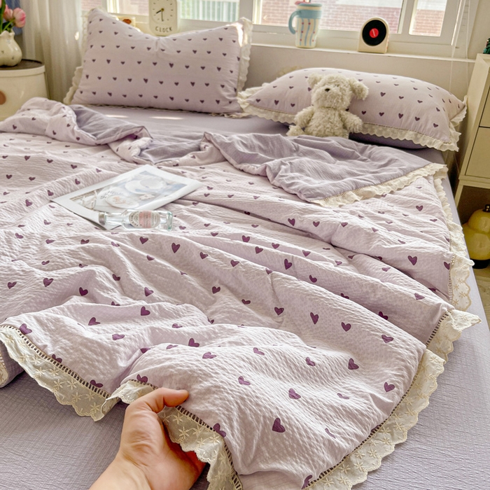 91家纺网 家纺一手货源 找家纺 仟网汇 2026新款云感木棉皱皱纱全棉花边款夏被四件套 紫爱心