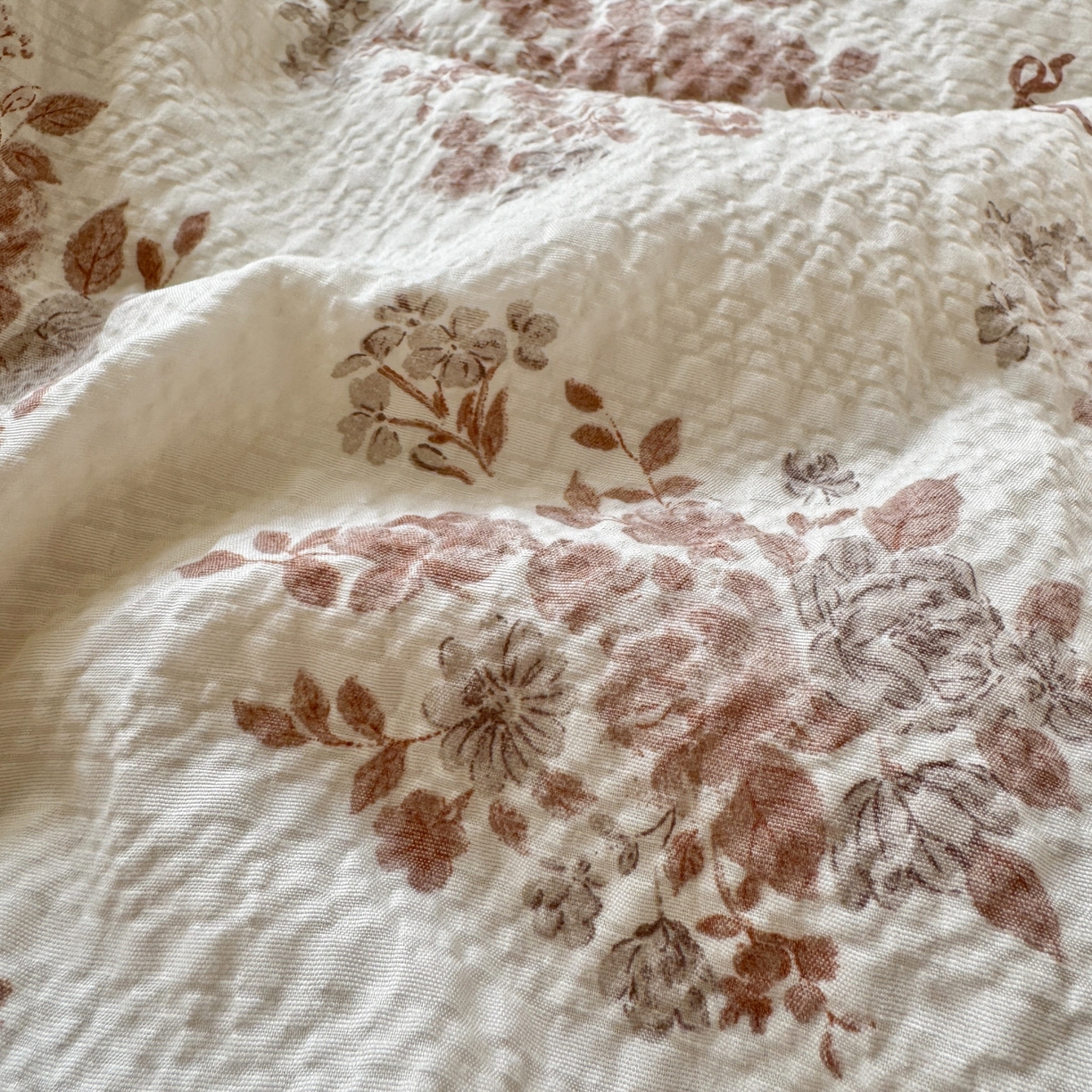 91家纺网 家纺一手货源 找家纺 禾沐 2026新款云感泡芙棉床盖夏被四件套AA款（夏被款） 小苍兰