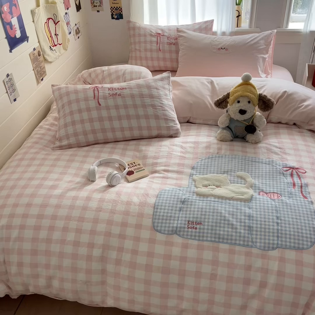 91家纺网 家纺一手货源 找家纺 我心家纺 2026新款卡通刺绣四件套 沙发猫-粉格