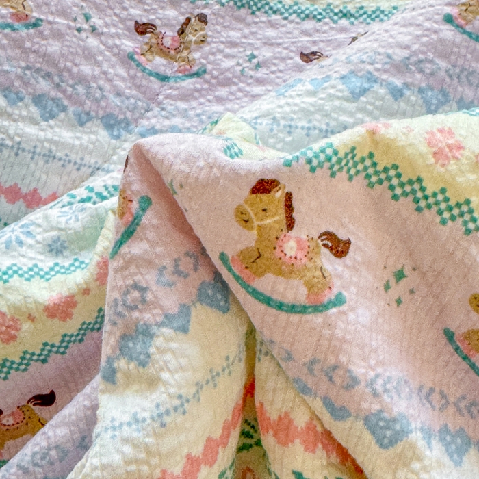 91家纺网 家纺一手货源 找家纺 梵希雅 2026新款泡芙纱床盖夏被四件套 甜心木马卷