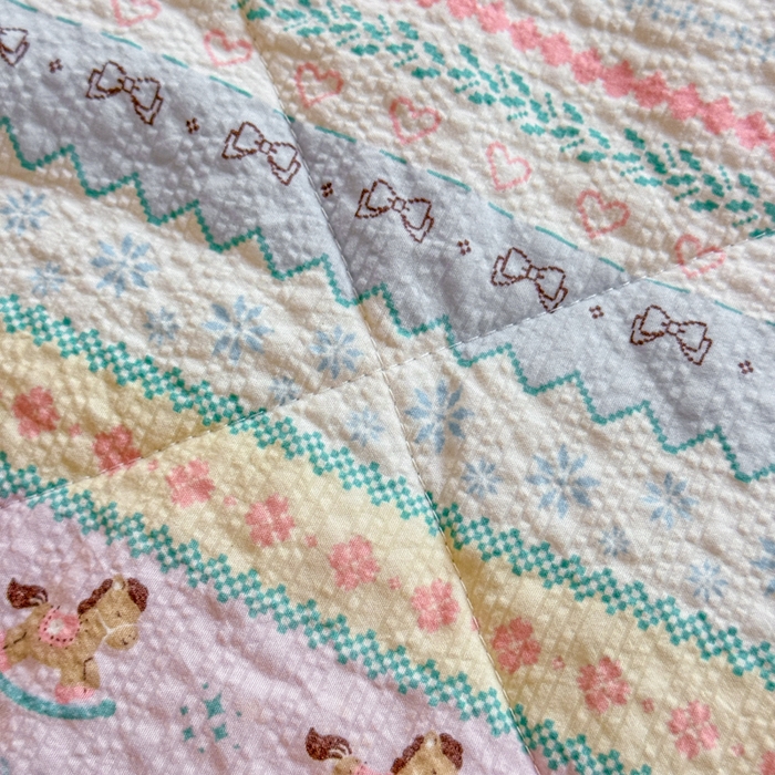 91家纺网 家纺一手货源 找家纺 梵希雅 2026新款泡芙纱床盖夏被四件套 甜心木马卷