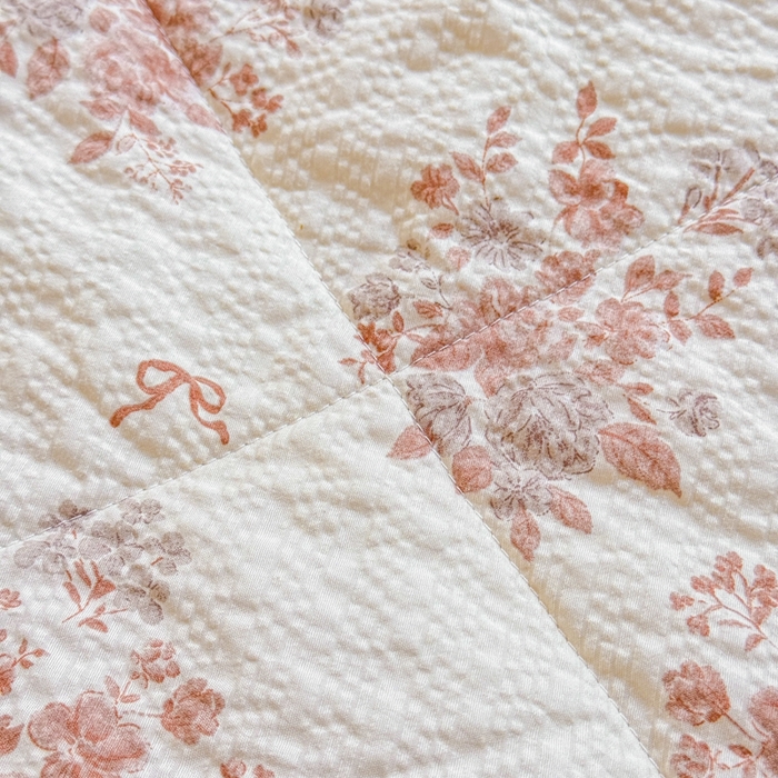 91家纺网 家纺一手货源 找家纺 梵希雅 2026新款泡芙纱床盖夏被四件套 小苍兰