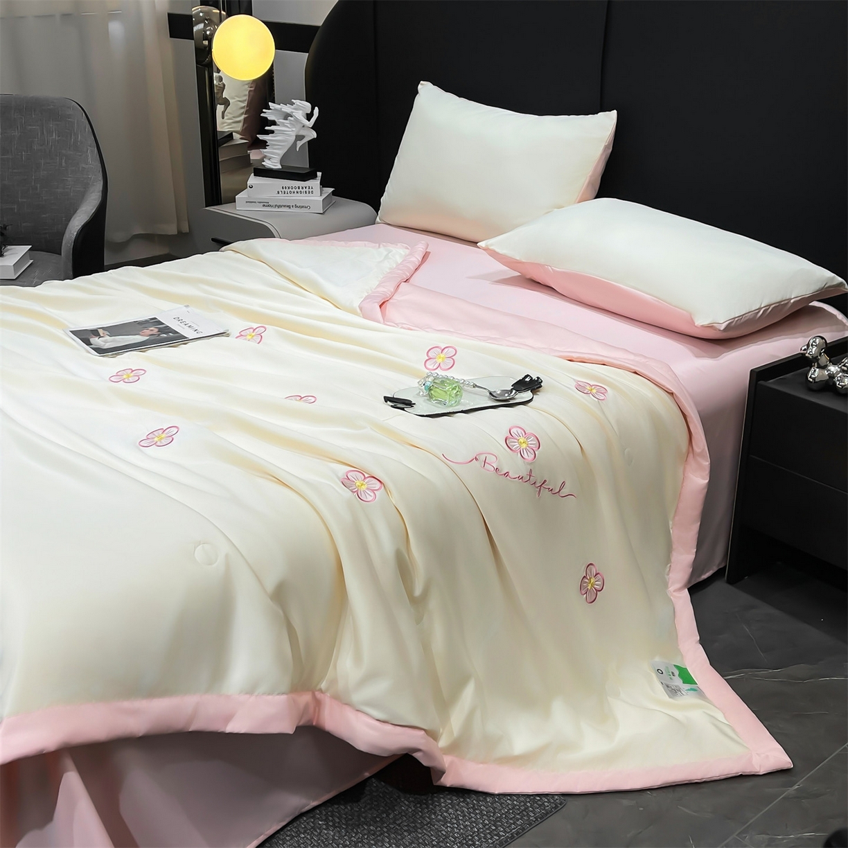 91家纺网 家纺一手货源 找家纺 梵蒂莎 2026新款满绣系列-水洗真丝空调被水洗冰丝夏被四件套夏凉被（需要买家秀，加微信） 花朵-白粉