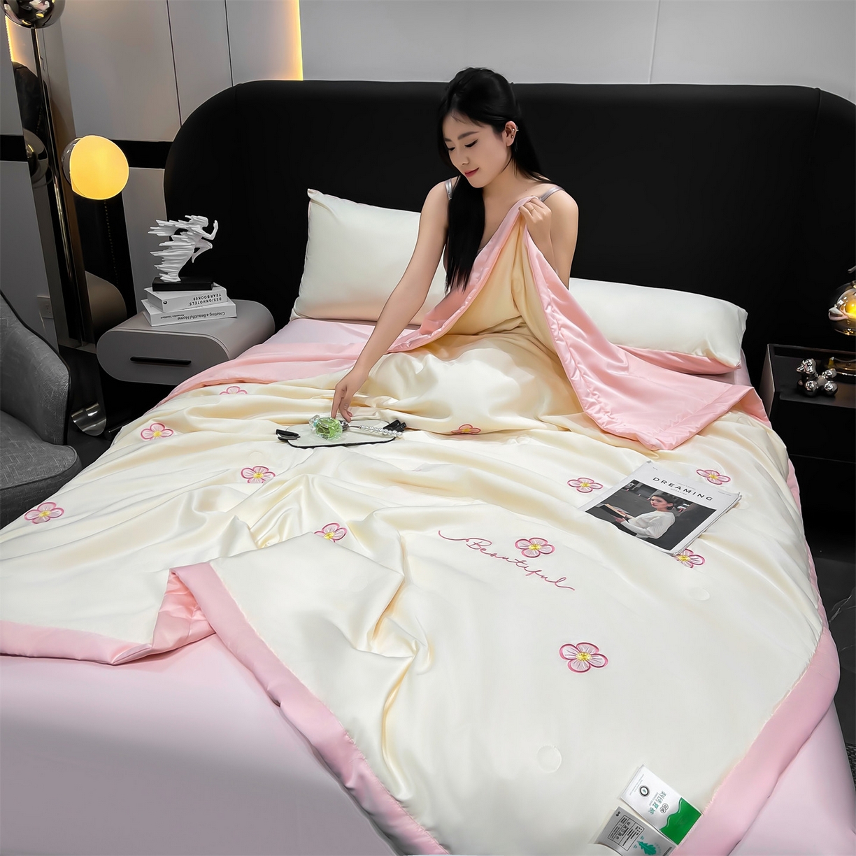 91家纺网 家纺一手货源 找家纺 梵蒂莎 2026新款满绣系列-水洗真丝空调被水洗冰丝夏被四件套夏凉被（需要买家秀，加微信） 花朵-白粉