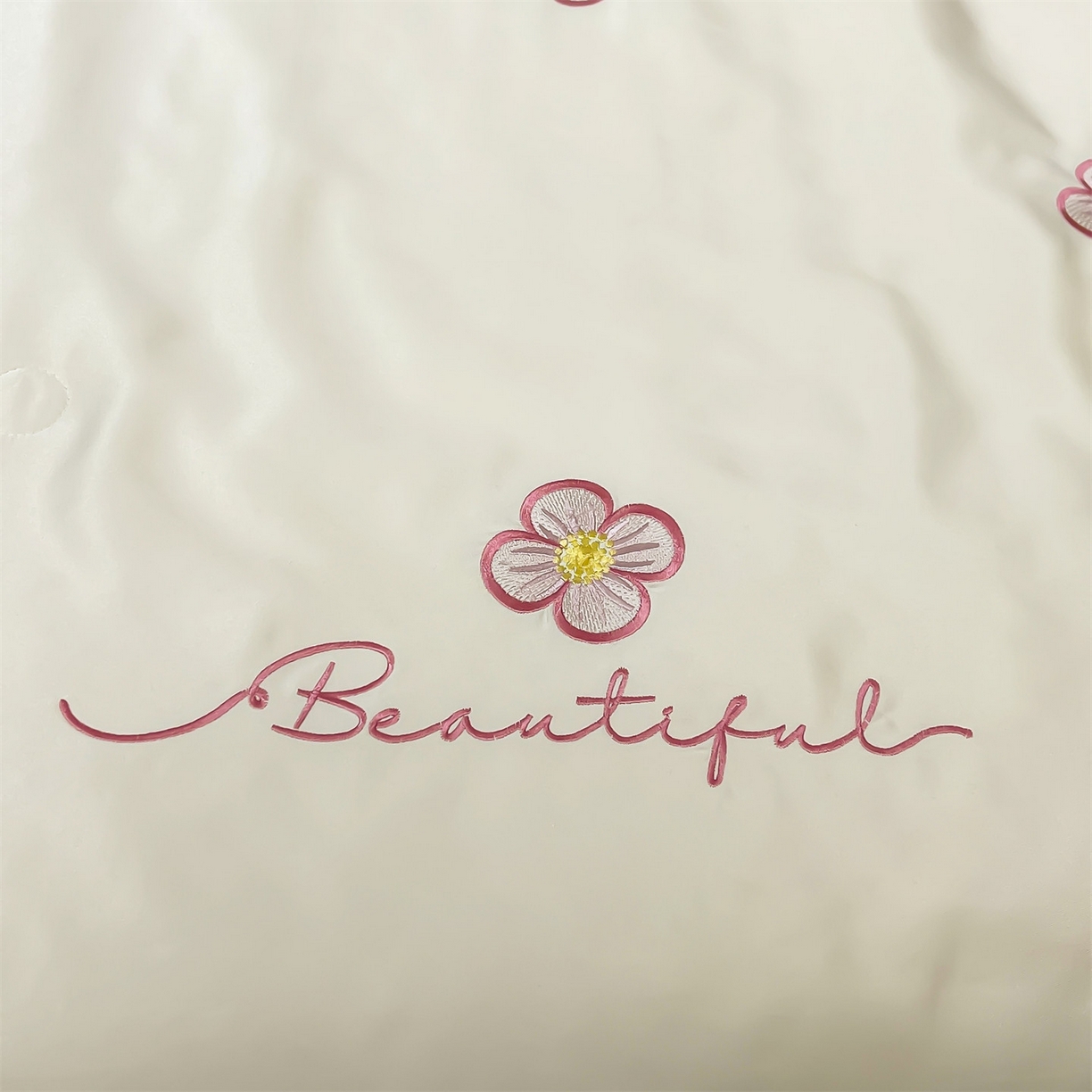 91家纺网 家纺一手货源 找家纺 梵蒂莎 2026新款满绣系列-水洗真丝空调被水洗冰丝夏被四件套夏凉被（需要买家秀，加微信） 花朵-白粉