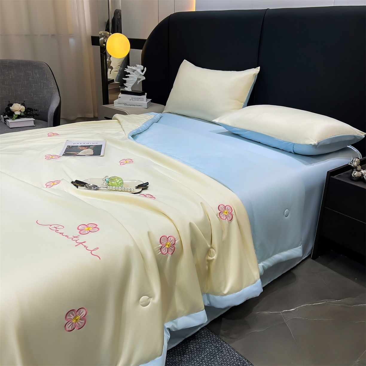 91家纺网 家纺一手货源 找家纺 梵蒂莎 2026新款满绣系列-水洗真丝空调被水洗冰丝夏被四件套夏凉被（需要买家秀，加微信） 花朵-白蓝