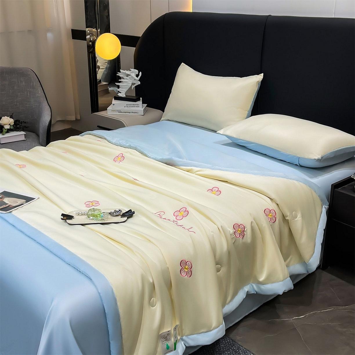 91家纺网 家纺一手货源 找家纺 梵蒂莎 2026新款满绣系列-水洗真丝空调被水洗冰丝夏被四件套夏凉被（需要买家秀，加微信） 花朵-白蓝