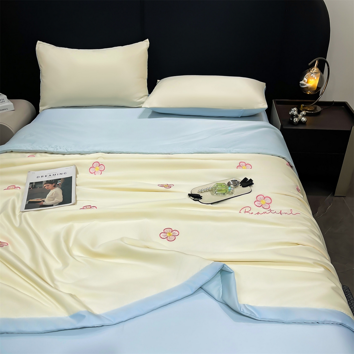 91家纺网 家纺一手货源 找家纺 梵蒂莎 2026新款满绣系列-水洗真丝空调被水洗冰丝夏被四件套夏凉被（需要买家秀，加微信） 花朵-白蓝