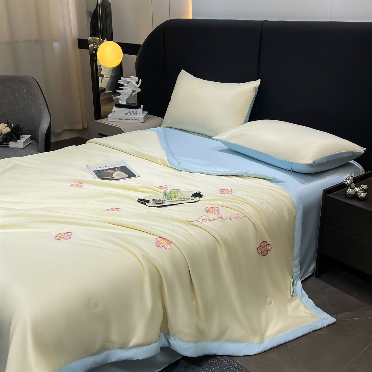 91家纺网 家纺一手货源 找家纺 梵蒂莎 2026新款满绣系列-水洗真丝空调被水洗冰丝夏被四件套夏凉被（需要买家秀，加微信） 花朵-白蓝