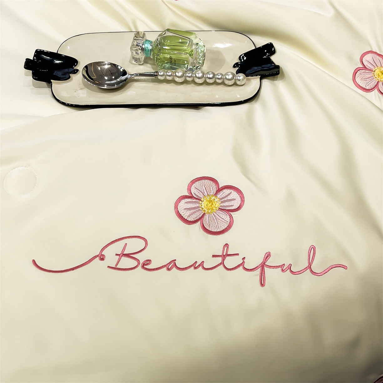 91家纺网 家纺一手货源 找家纺 梵蒂莎 2026新款满绣系列-水洗真丝空调被水洗冰丝夏被四件套夏凉被（需要买家秀，加微信） 花朵-白蓝